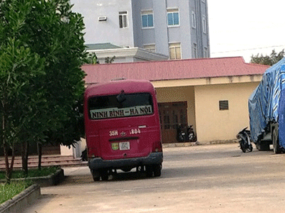 Tranh giành khách, chủ xe mang súng ra thị uy