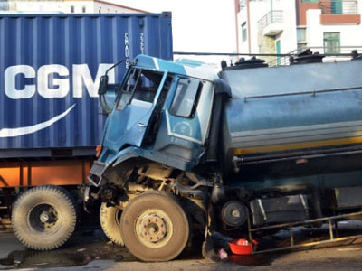 Xe bồn chở xăng đâm container, dân tháo chạy vì sợ nổ