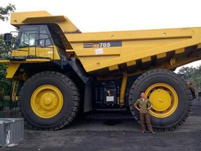 Xe tải khổng lồ giá 20 tỷ đồng xôn xao đất mỏ