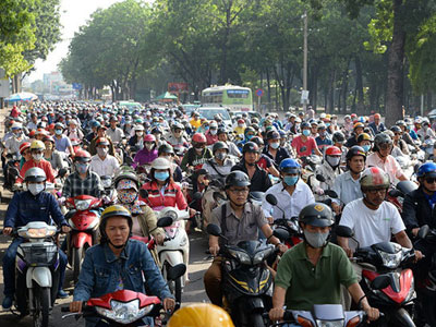 Biển người nhích từng chút trên đường Hoàng Minh Giám