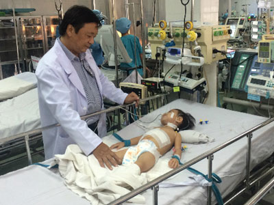 Ca mổ cứu bé gái 2 tuổi khi người nhà đã bỏ cuộc