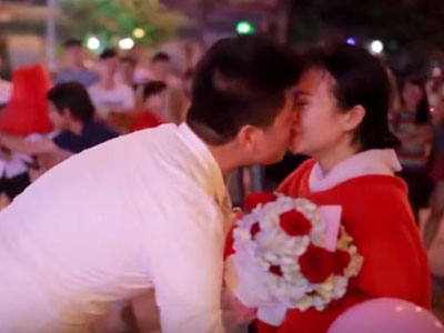 Cô gái mặc đồ thú bông, nhảy flashmob cầu hôn bạn trai