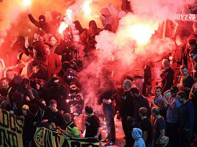 Fan Dortmund nổi loạn trong trận hòa tại Europa League