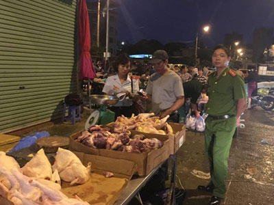 Hà Nội: Phát hiện tim lợn mốc xanh được bán công khai ngoài chợ