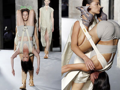 Sốc với tư thế trình diễn kỳ lạ chưa từng có tại Paris Fashion Week 2015
