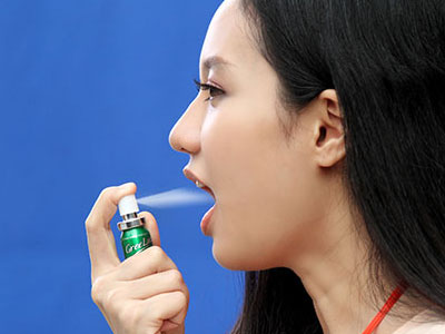 Xịt thơm miệng có thể thay thế được kem đánh răng, nước súc miệng không?