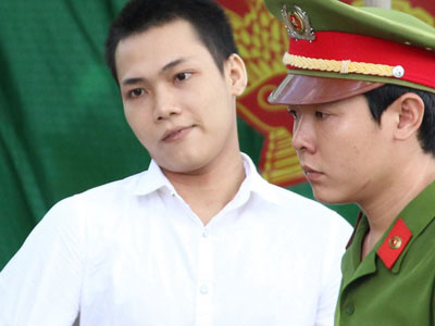 Bênh vực anh, thanh niên chém đứt cổ hàng xóm