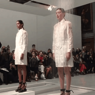 Há hốc mồm xem người mẫu thay đồ ngay trên sàn catwalk bằng... nước