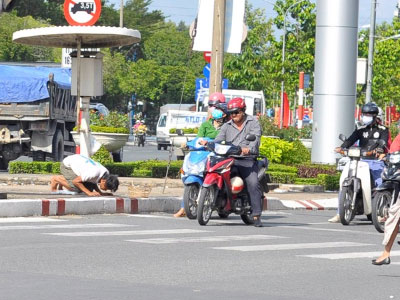 Thanh niên quỳ lạy liên tục dưới trời nắng xin tiền