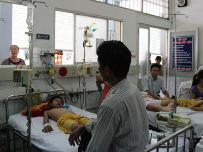 Sốt xuất huyết lên đến đỉnh dịch, ngành y tế mới chống?