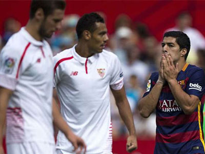 Trượt ngã trước Sevilla, Barca rơi xuống thứ tư Liga