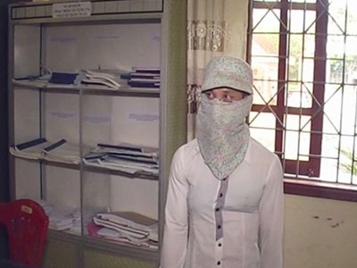 Truy đuổi tên cướp giả gái khắp đường làng