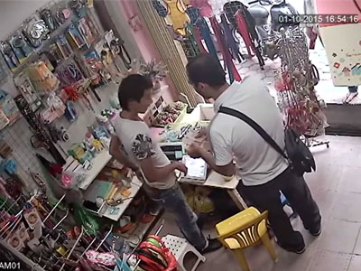 Clip: Vợ chồng Tây "thôi miên" nam thanh niên, rút xấp tiền đút túi