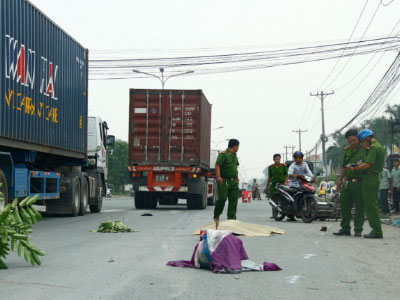Tranh thủ về thăm con 5 tháng tuổi, mẹ bị xe container cán chết