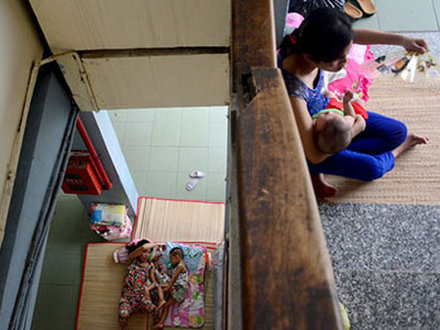 Bệnh nhi Sài Gòn nằm la liệt hành lang, sàn nhà