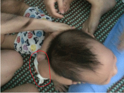 Cha cháu bé bị trói chân tay cung cấp clip cho công an