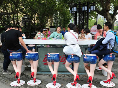 Giới trẻ háo hức chụp ảnh với ghế chân dài