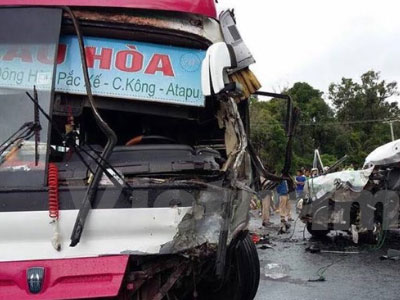 Hai ôtô chở người Việt đâm trực diện tại Lào, 8 người thương vong