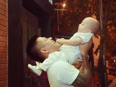 Hạnh phúc như Tuấn Hưng khi nâng con trai cưng trong ngày sinh nhật
