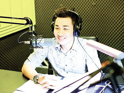 MC Nguyên Khang tung hứng phản cảm trong XoneFM