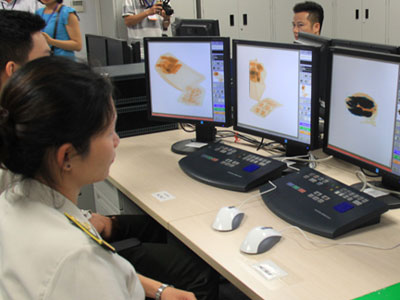Nhân viên vệ sinh sân bay lấy điện thoại của khách