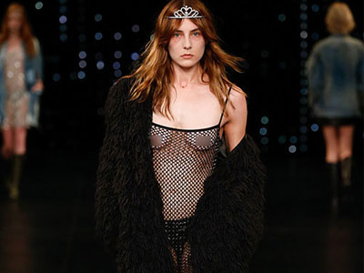Nhiều mẫu lộ ngực với váy khoét quá đà ở show Saint Laurent