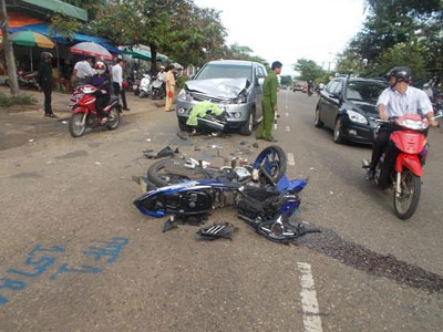 Xe máy đâm trực diện ô tô, 3 thanh niên nguy kịch