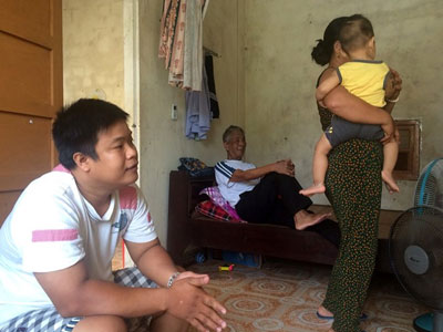 Ba cháu 15 tháng tuổi bị trói chân tay: "Tôi không tha thứ các bảo mẫu"