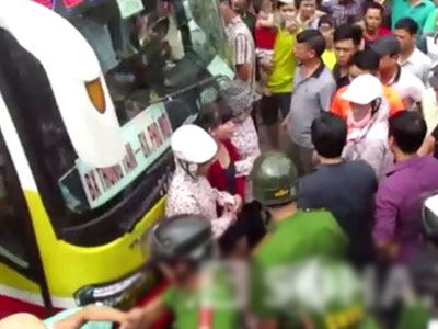 “Cố thủ” tại bến xe Lào Cai, nhiều người dân bị bắt giữ