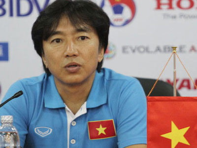 HLV Miura: "Không vì chỉ trích mà đổi lối chơi của tuyển Việt Nam"