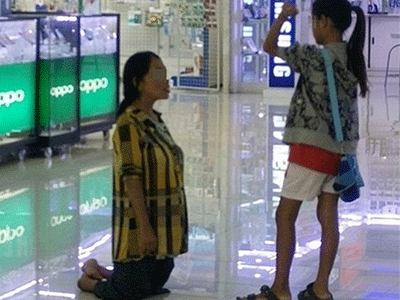 Mẹ tàn tật quỳ gối trước mặt con gái vì không mua được điện thoại cho con