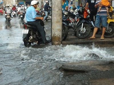 Nước máy phun ngập đường phố