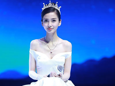 Vương miện hoàng gia ở lễ cưới Angela Baby là đồ đi mượn