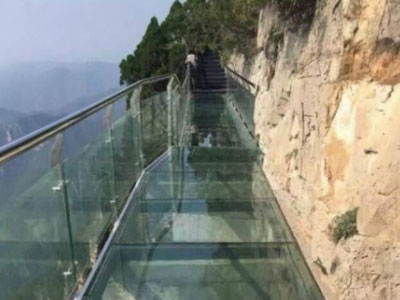 Cây cầu kính trên độ cao 1000 mét bất ngờ nứt toác ngay dưới chân du khách