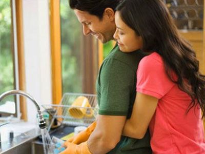 Em cứ kiếm tiền, việc nhà để anh