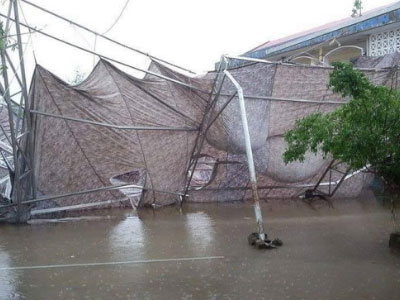 Trường học sập mái che, 9 học sinh nhập viện