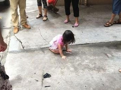 Bé gái 2 tuổi sống sót thần kỳ sau khi rơi từ ban công cao 20m