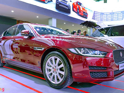 Cận cảnh Jaguar XE: Xe sang giá mềm tại VN