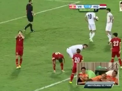 Clip: Tuyển thủ Thái Lan đè nhau ra ghế ăn mừng Việt Nam bị thổi phạt đền