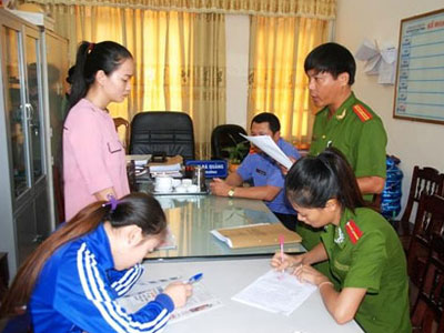 Khởi tố 2 bảo mẫu đánh, trói, nhét giẻ vào miệng bé 15 tháng tuổi
