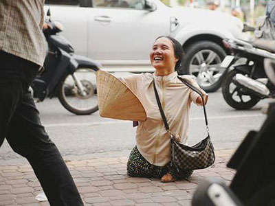 Không có tay, chẳng có chân - Mà nụ cười của cô bán vé số bên vỉa hè vẫn tươi nhường ấy!