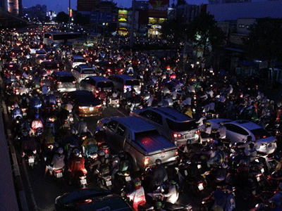Ngã tư Hàng Xanh kẹt cứng, biển người "chết lặng" dưới mưa