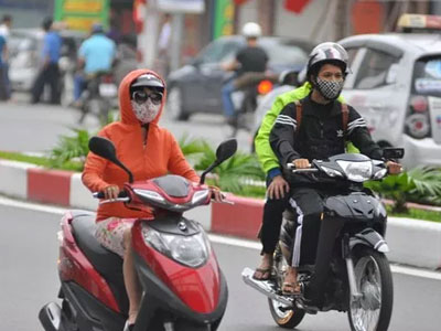 Người Hà Nội co ro trong tiết trời lạnh nhất từ đầu mùa