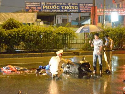 Nhặt mũ bảo hiểm rơi giữa đường, hai người oan mạng