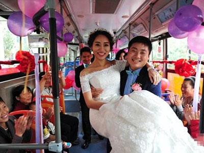 Sợ tắc đường, chú rể đi xe bus rước dâu