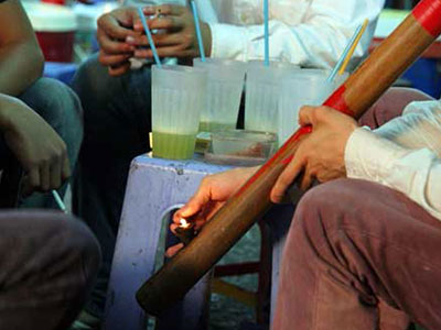 Vợ chồng trẻ chiến tranh lạnh vì... thuốc lào