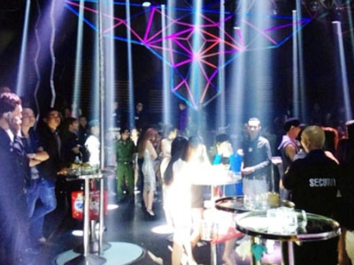 Cảnh sát đột kích quán bar, dân chơi phi tang ma túy