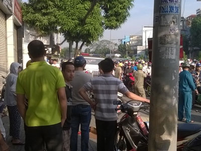 Người đàn ông ngồi chết bên vỉa hè
