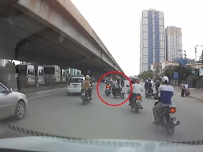 Thanh niên ngã nhào trước đầu ô tô do CSGT chặn người vi phạm