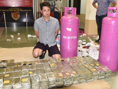 910 bánh heroin giấu trong bình gas, vali, túi xách